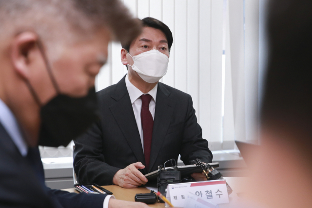 안철수 인수위원장이 21일 서울 종로구 통의동 인수위 회의실에서 열린 코로나19비상대응특별위원회 제1차 회의에서 발언하고 있다. 연합뉴스