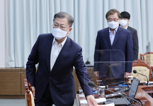 문재인 대통령이 22일 오전 청와대 여민관에서 열린 영상국무회의에 입장하고 있다. 연합뉴스