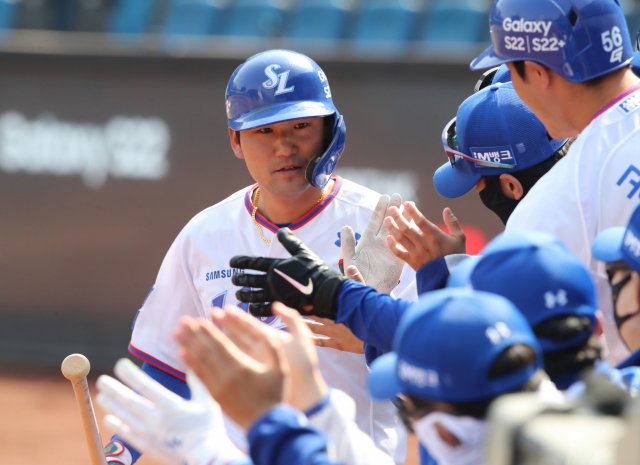 삼성라이온즈 김상수가 22일 키움히어로즈와 시범경기에서 4회 키움 선발 요키시를 상대로 솔로 홈런을 치고 덕아웃으로 복귀하고 있다. 삼성라이온즈 제공