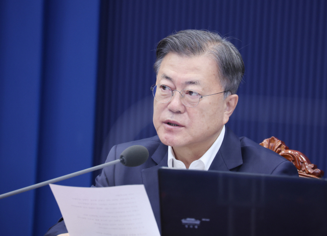 문재인 대통령이 22일 오전 청와대 여민관에서 열린 영상국무회의에서 발언하고 있다. 연합뉴스