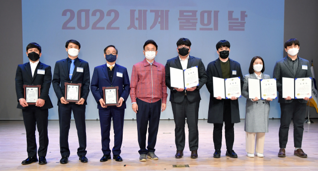2022 세계 물의 날 기념식에서 개인 유공자로 선정된 수상자들이 이철우 경북도지사와 기념촬영을 하고 있다. 경북도 제공