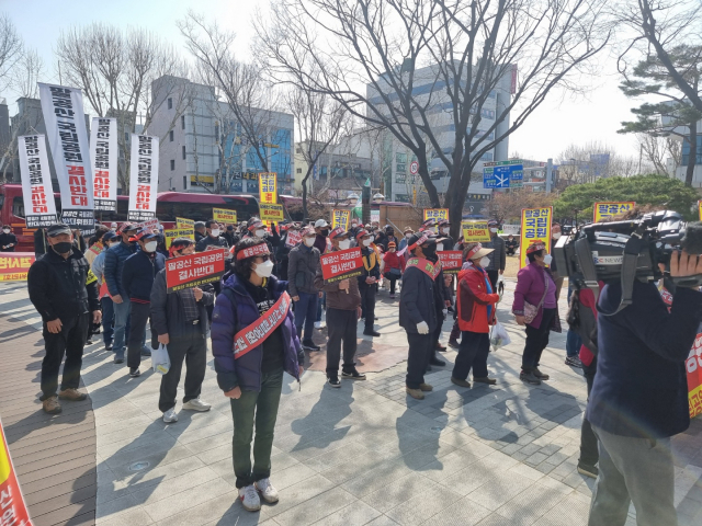 팔공산 국립공원 승격 반대위원회(반대위) 100여 명은 22일 오후 2시 대구 동구청 앞에서 집회를 열고 국립공원 승격 시 삶의 터전을 잃는다고 호소했다. 임재환 기자