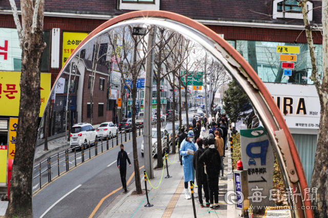 코로나19 누적 확진자 수가 1천만 명에 육박한 22일 오전 대구 북구보건소 선별검사소를 찾은 시민들이 검사를 받기 위해 줄을 서고 있다. 중앙방역대책본부는 이날 0시 기준 신규 확진자가 35만3천980명 늘어 누적 993만6천540명으로 집계됐다고 밝혔다. 안성완 기자 asw0727@imaeil.com