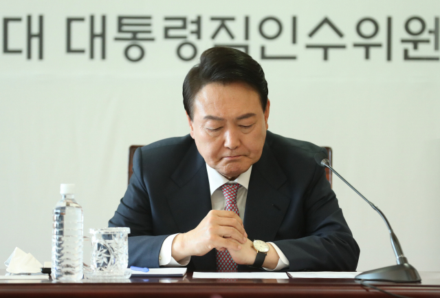 윤석열 대통령 당선인이 22일 오전 서울 종로구 통의동 대통령직 인수위원회 사무실에서 열린 인수위 간사단 회의에서 자료를 보고 있다. 연합뉴스