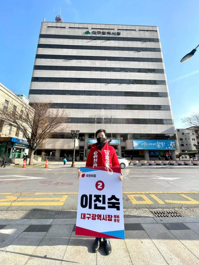 6.1 지방선거 대구시장에 출마한 이진숙 예비후보가 선거운동을 하고 있다. 이 예비후보 측 제공