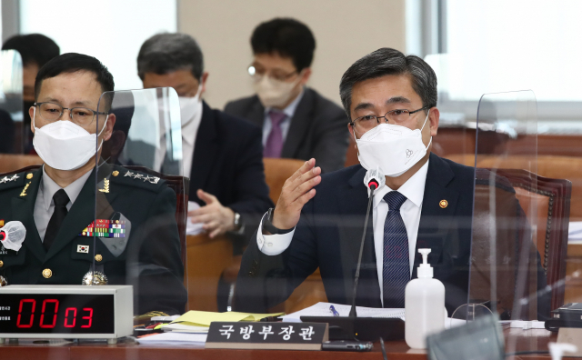 서욱 국방부 장관이 22일 국회에서 열린 국방위원회 전체회의에서 의원 질의에 답변하고 있다. 왼쪽은 박정환 합동참모차장. 연합뉴스