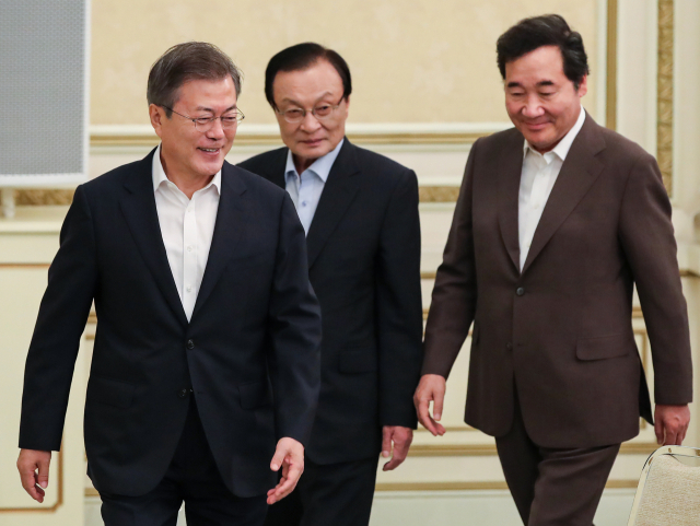문재인 대통령과 이해찬 전 더불어민주당 대표, 이낙연 전 국무총리가 지난 2018년 9월 청와대 영빈관에서 열린 당·정·청 전원회의에 입장하고 있다. 연합뉴스