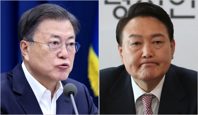 문재인 대통령이 22일 오전 청와대 여민관에서 열린 영상국무회의에서 발언하고 있다. (왼쪽 사진)/윤석열 대통령 당선인이 22일 오전 서울 종로구 통의동 대통령직 인수위원회 사무실에서 열린 인수위 간사단 회의에 참석해 자리에 앉아 있다. 연합뉴스