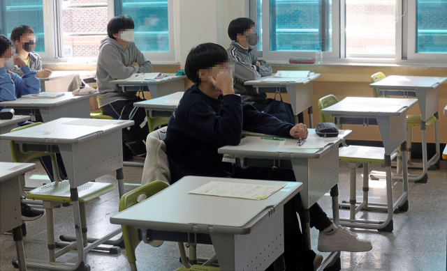 22일 오후 서울의 한 중학교 교실에서 코로나19 확진으로 재택치료 및 가정학습 중인 학생들의 빈자리가 보이고 있다. 서울시교육청에 따르면 코로나19 오미크론 변이의 대유행으로 지난 1주간 서울 학생·교직원 확진자가 총 6만9천789명으로, 일평균 1만 명 가까이 발생했다. 연합뉴스