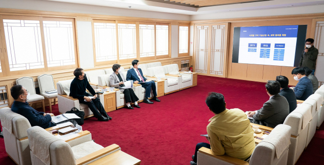 구미시 관계자들이 어린이 과학체험공간 조성사업 중간보고회를 하고 있다. 구미시 제공