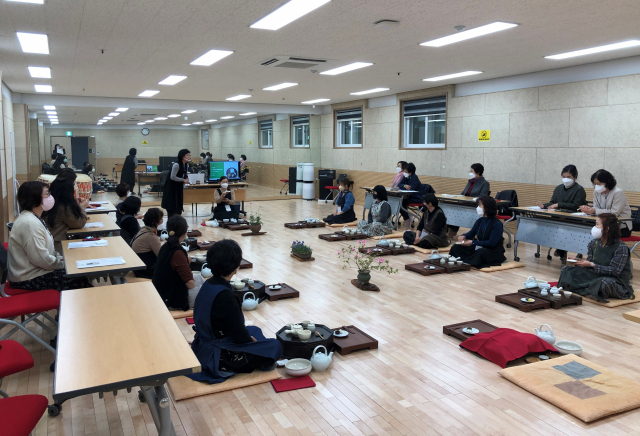금오공대 평생교육원에서 다도 강좌가 진행되고 있다. 금오공대 제공