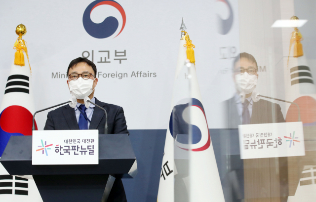폴란드로 무단 출국해 우크라이나 입국을 시도한 해병대 병사의 신병 확보가 지연되고 있다.23일 외교부 당국자에 따르면 해병 모 부대 소속 병사 A씨는 전날 폴란드에서 우크라이나로 입국을 시도하던 중 우크라이나 측 국경검문소에서 입국이 거부됐다. 최영삼 외교부 대변인이 15일 오후 국제의용군에 참여하겠다며 여행금지 지역인 우크라이나에 무단으로 입국한 이근 전 대위와 관련된 질문에 답하고 있다. 연합뉴스