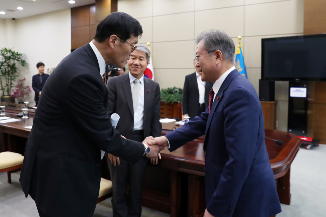 문재인 대통령이 23일 새 한은총재 후보로 이창용 국제통화기금(IMF) 아시아태평양담당 국장을 지명했다. 지난 2019년 1월 문재인 대통령이 청와대에서 이창용 국제통화기금 아시아 태평양 담당 국장과 면담에 앞서 악수하고 있다. 연합뉴스