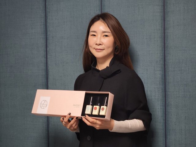 이영숙 라라리즈 대표가 자사의 젤네일 제품을 소개하고 있다. 신중언 기자