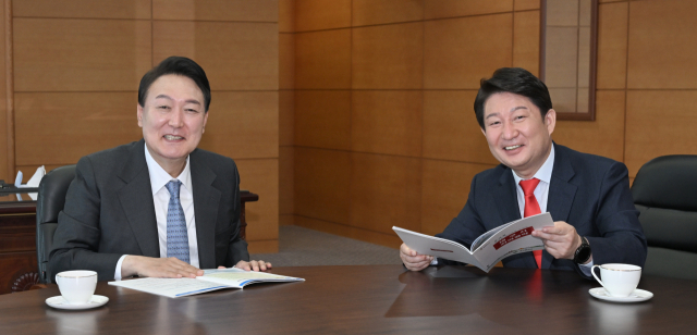 권영진 대구시장은 21일 대통령직인수위원회를 방문해 윤석열 대통령 당선인(왼쪽)을 만나 면담을 하고 대구시 공약을 국정과제로 채택해 줄 것을 적극적으로 건의했다고 대구시는 밝혔다. 사진은 면담 모습. 연합뉴스