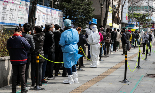 코로나19 누적 확진자 수가 1천만 명에 육박한 22일 오전 대구 북구보건소 선별검사소를 찾은 시민들이 검사를 받기 위해 줄을 서고 있다. 매일신문DB