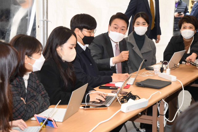 윤석열 대통령 당선인이 23일 오전 서울 종로구 통의동 인수위원회 사무실 앞에 설치된 임시 천막기자실 