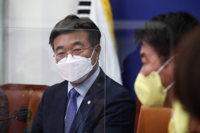 더불어민주당 윤호중 비상대책위원장이 23일 국회 더불어민주당 당대표실에서 정의당 여영국 대표의 방문을 받고 대화하고 있다. 연합뉴스