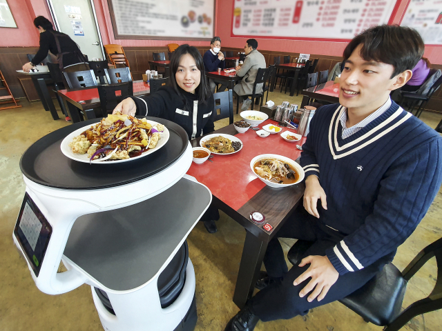 KT AI서비스로봇이 음식을 나르는 모습. KT대구경북광역본부 제공
