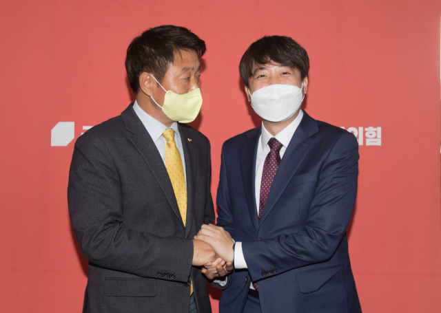 국민의힘 이준석 대표가 23일 오전 국회에서 정의당 여영국 대표와 만나 인사하고 있다. 연합뉴스
