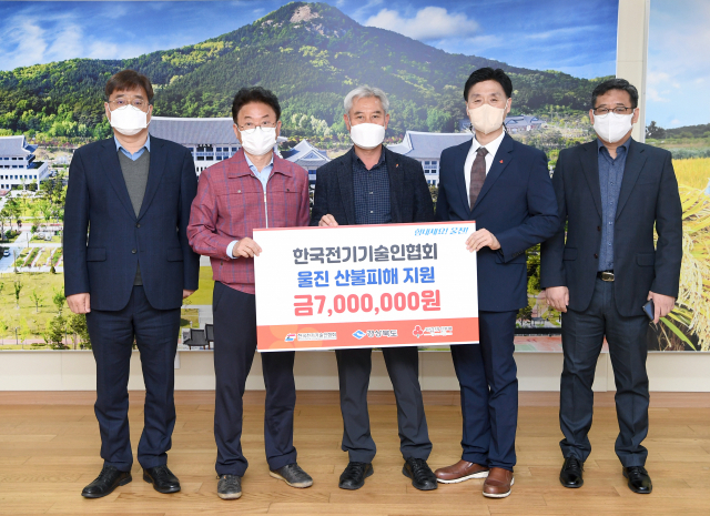 한국전기기술인협회 관계자들이 울진 산불피해 지원금 전달을 전달하며 이철우 경북도지사와 기념촬영을 하고 있다. 경북도 제공