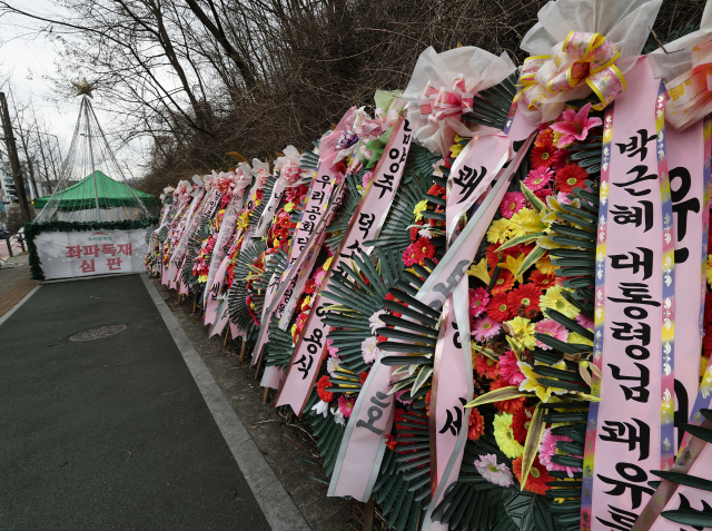 박근혜 전 대통령이 24일 퇴원해 대구 달성군에 마련한 사저로 입주한다. 박 전 대통령은 퇴원 시 간단한 인사말을 한 뒤, 달성군 사저에 도착해 한 차례 더 메시지를 낼 것으로 알려졌다. 사진은 23일 박 전 대통령이 입원한 서울 강남구 일원동 삼성서울병원 앞. 연합뉴스
