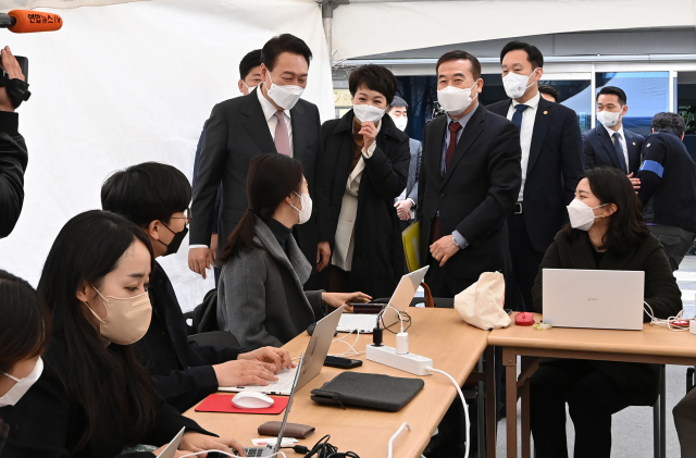 윤석열 대통령 당선인이 23일 오전 서울 종로구 통의동 인수위원회 사무실 앞에 설치된 프레스다방을 찾아 취재진과 인사하고 있다. 연합뉴스