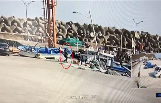 50대 절도범이 독특한 걸음걸이로 선박을 향해 걸어가고 있는 모습.울진해경 제공