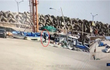 50대 절도범이 독특한 걸음걸이로 선박을 향해 걸어가고 있는 모습.울진해경 제공