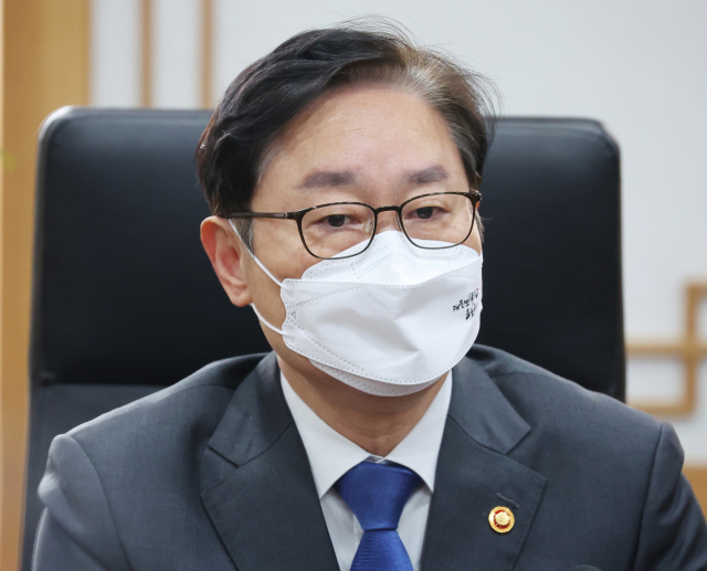 박범계 법무부 장관이 23일 오전 정부과천청사 법무부 중회의실에서 기자들과 약식 간담회를 하고 있다. 이날 코로나19 자가격리가 해제된 후 처음 출근한 박 장관은 출근길 취재진과의 질의응답 과정에 밀접접촉을 우려해 현장 기자들을 대상으로 약식 기자간담회를 했다. 이 자리에서 박 장관은 수사지휘권 폐지에 대해 시기상조라는 입장과 대장동 수사와 관련해 특검 도입을 고려해볼 필요가 있다고 밝혔다. 연합뉴스