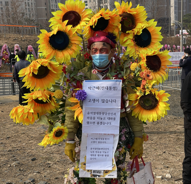 24일 한 남성이 자신을 온몸에 꽃을 꽂고 박근혜 전 대통령의 대구 방문을 환영하고 있다. 사진=장성혁 기자