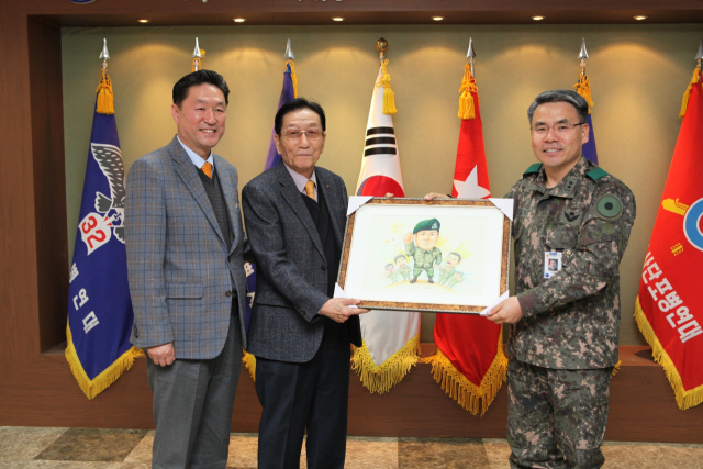 2015년 고 이태준 장군이 근무했던 노도부대를 방문했을 때의 모습. 왼쪽부터 이상호 씨, 고 이태준 장군, 당시 사단장이었던 이종섭 사단장. 가족 제공.