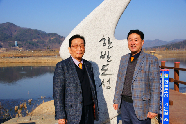 강원도 양구군 한반도섬 방문 당시의 부자. 왼쪽이 고 이태준 장군, 오른쪽이 이상호 박사. 가족 제공.