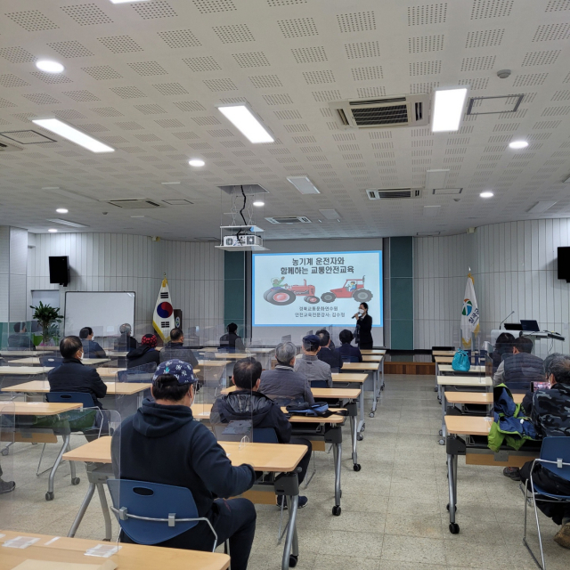 경북교통문화연수원은 칠곡군 내 농업인 100여명을 대상으로 4회에 걸쳐 교통안전교육을 실시했다. 경북교통문화연수원 제공
