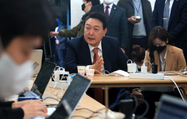 윤석열 대통령 당선인이 24일 오전 서울 종로구 통의동 인수위 앞 천막 기자실을 방문해 질의응답을 하고 있다. 연합뉴스