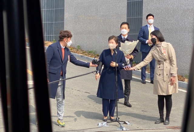 박근혜 전 대통령이 24일 오전 대구 달성군 유가읍 쌍계리에 마련된 사저로 들어가고 있다. 박 전 대통령은 지난 1998년에 치러진 달성군 보궐선거를 통해 국회에 입성해 2012년 19대 총선을 앞두고 비례대표로 출마하면서 대구 달성군을 떠나 약 10년 만에 대구로 돌아왔다. 안성완 기자 asw0727@imaeil.com