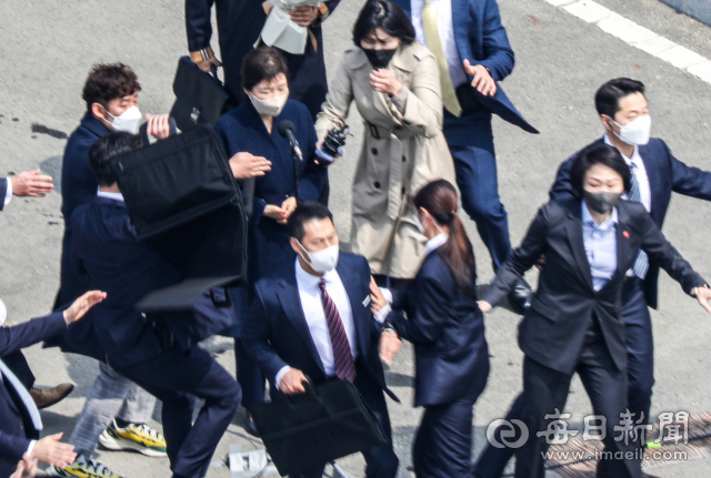 10년 만에 대구로 귀향한 박근혜 전 대통령이 24일 대구 달성군 유가읍 사저 앞에서 인사말을 하던 중 소주병이 날아와 경호원들이 박 전 대통령을 애워싸고 있다. 안성완 기자 asw0727@imaeil.com