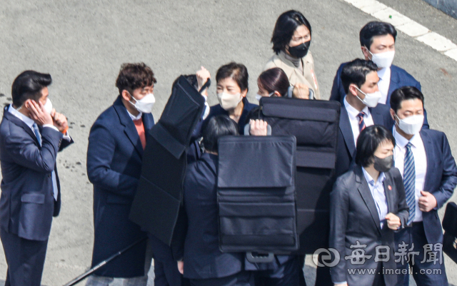 10년 만에 대구로 귀향한 박근혜 전 대통령이 24일 대구 달성군 유가읍 사저 앞에서 인사말을 하던 중 소주병이 날아와 경호원들이 박 전 대통령을 애워싸고 있다. 안성완 기자 asw0727@imaeil.com