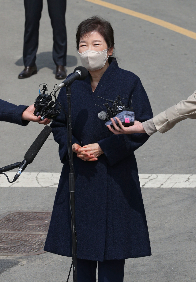 박근혜 전 대통령이 24일 오후 대구 달성군 유가읍 사저 앞에 도착해 대국민 메시지를 발표하고 있다. 김영진 기자 kyjmaeil@imaeil.com