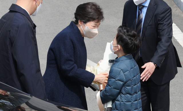 박근혜 전 대통령이 24일 오후 대구 달성군 유가읍 사저 앞에 도착해 어린이에게 축하 꽃다발을 받고 있다. 김영진 기자 kyjmaeil@imaeil.com