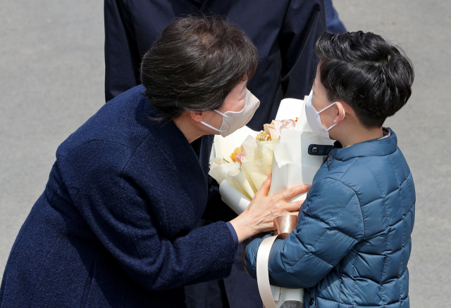 박근혜 전 대통령이 24일 오후 대구 달성군 유가읍에 사저 앞에 도착해 어린이에게 축하 꽃다발을 받고 있다. 김영진 기자 kyjmaeil@imaeil.com