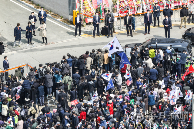 24일 대구 달성군 유가읍 박근혜 전 대통령 사저 앞이 10년 만에 대구로 귀향한 박 전 대통령을 취재하기 위해 모인 취재진들로 북새통을 이루고 있다. 안성완 기자 asw0727@imaeil.com