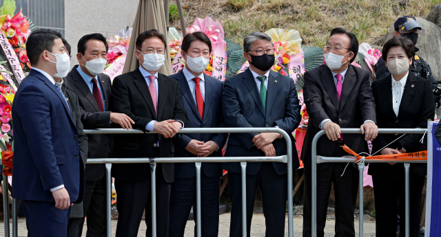 김문오 달성군수, 이철우 경상북도지사, 권영진 대구시장, 조원진 우리공화당대표, 김관용 전 경상북도지사, 강은희 대구시교육감이 24일 오후 대구 달성군 유가읍에서 박근혜 전 대통령의 사저 입주를 기다리고 있다. 김영진 기자 kyjmaeil@imaeil.com