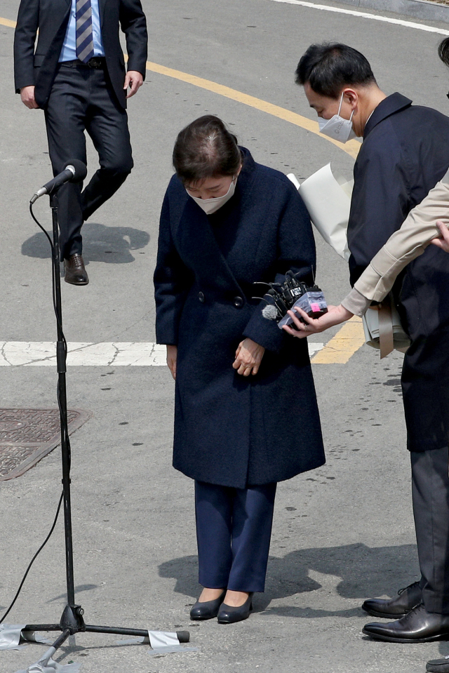 박근혜 전 대통령이 24일 오후 대구 달성군 유가읍 사저 앞에서 대국민 메시지를 마치고 인사하고 있다. 김영진 기자 kyjmaeil@imaeil.com