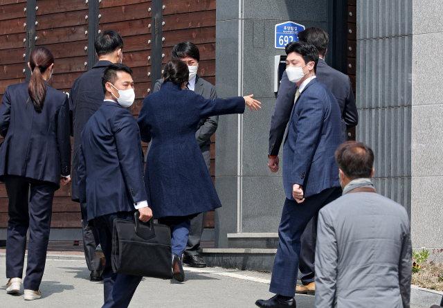 박근혜 전 대통령이 24일 오후 대구 달성군 유가읍 사저 앞에서 대국민 메시지를 마치고 사저로 들어가고 있다. 김영진 기자 kyjmaeil@imaeil.com