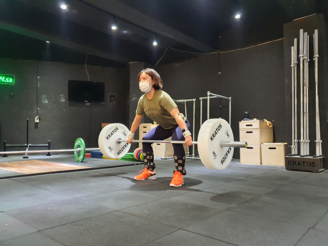 대구시 북구 복현동의 한 역도 전문체육관에서 여성 회원이 역도 자세 연습을 하고 있다. 김우정 기자