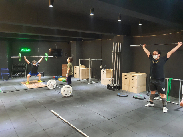 대구시 북구 복현동의 한 역도 전문체육관에서 회원들이 역도 훈련을 하고 있다. 김우정 기자