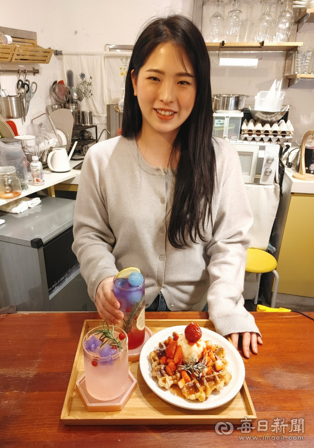 서울 경리단길에는 다양한 맛집과 카페가 들어서 있다. 사진은