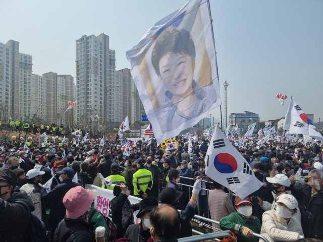 24일 오후 12시 15분쯤 박근혜 전 대통령이 지지자들의 열띤 환호 속에 사저에 도착했다. 임재환 기자