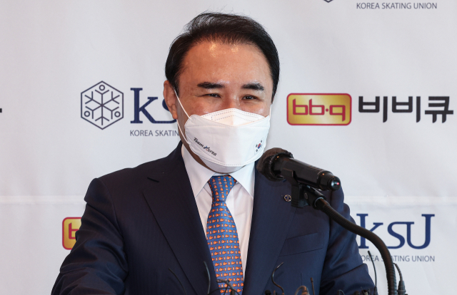 국민 배달음식으로 사랑받고 있는 치킨 가격에 대해 윤홍근 제너시스BBQ 회장이 인상 가능성을 시사했다. 인건비와 재료비까지 감안하면 현재 